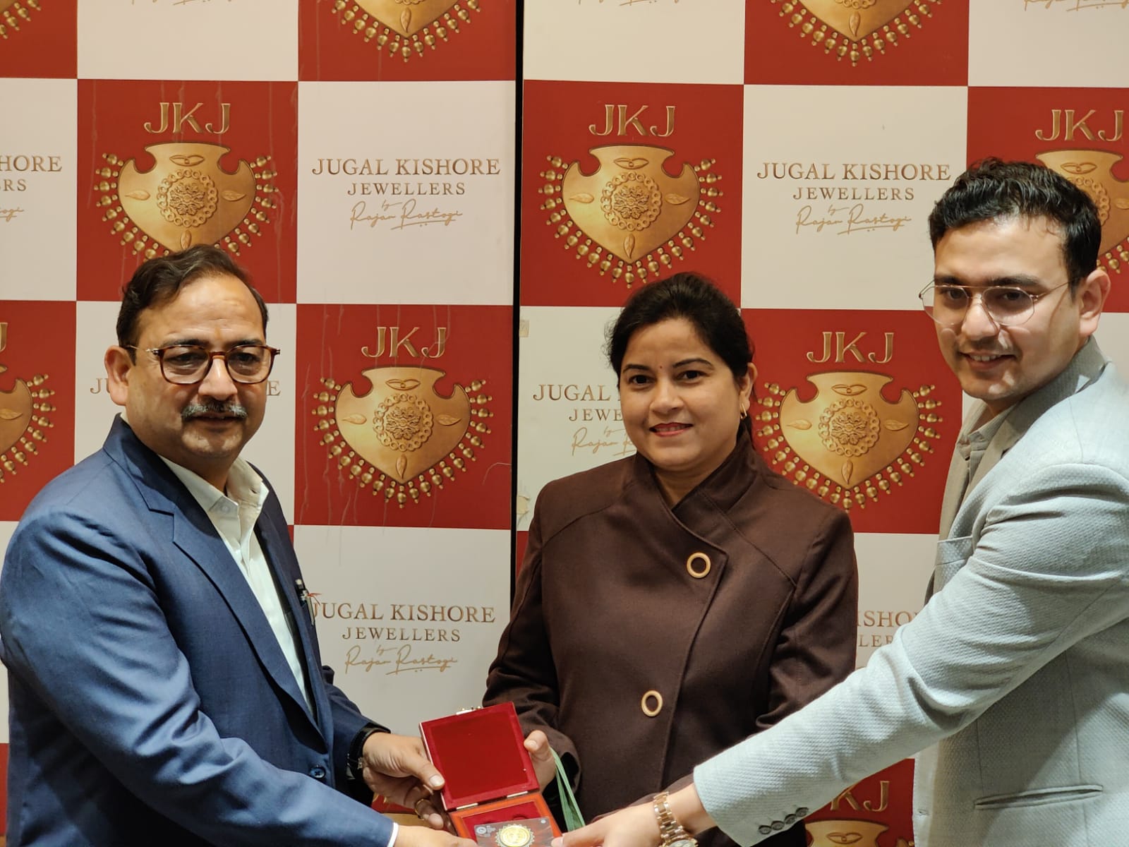 Winners of India Jewellery Shopping Festival hosted by Jugal Kishore Jewelers, by Rajan Rastogi, receive gold and diamond-studded gold coins
