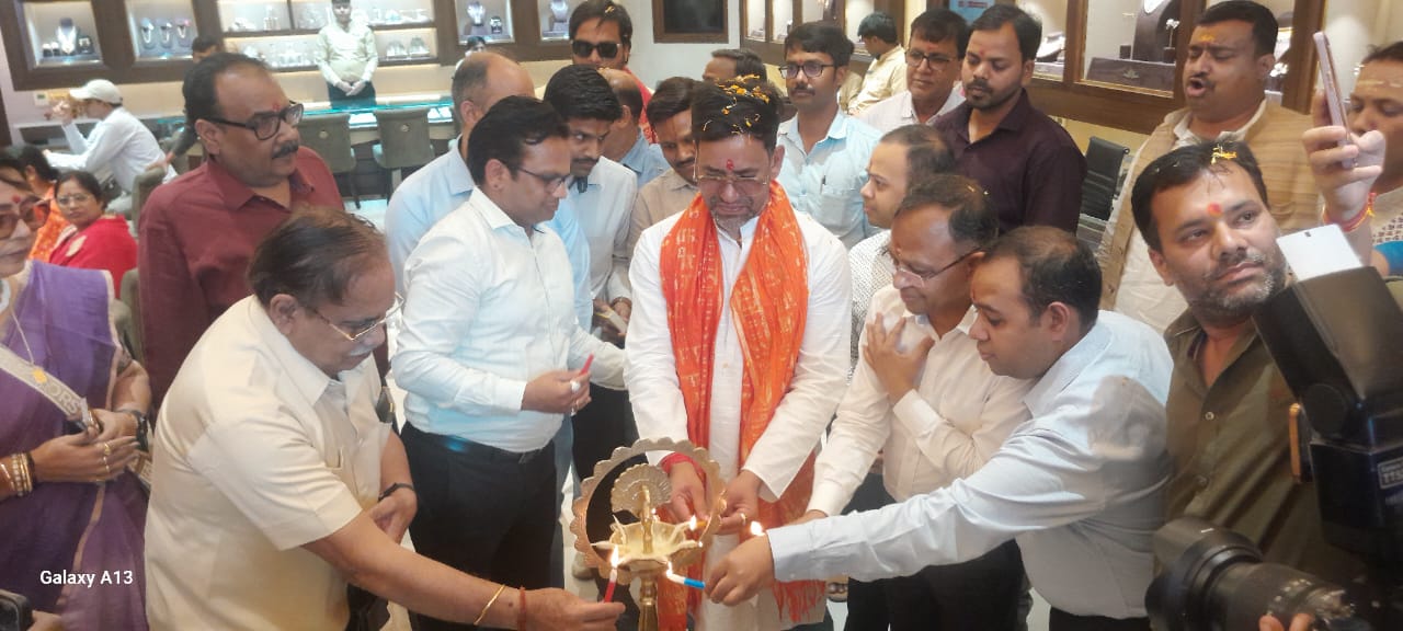 Aisshpra Gems and Jewels’s Azamgarh store has become even more grand.  At the new company owned store, customers will get extensive range of jewelry.  On the purchase of every gold, diamond and silver