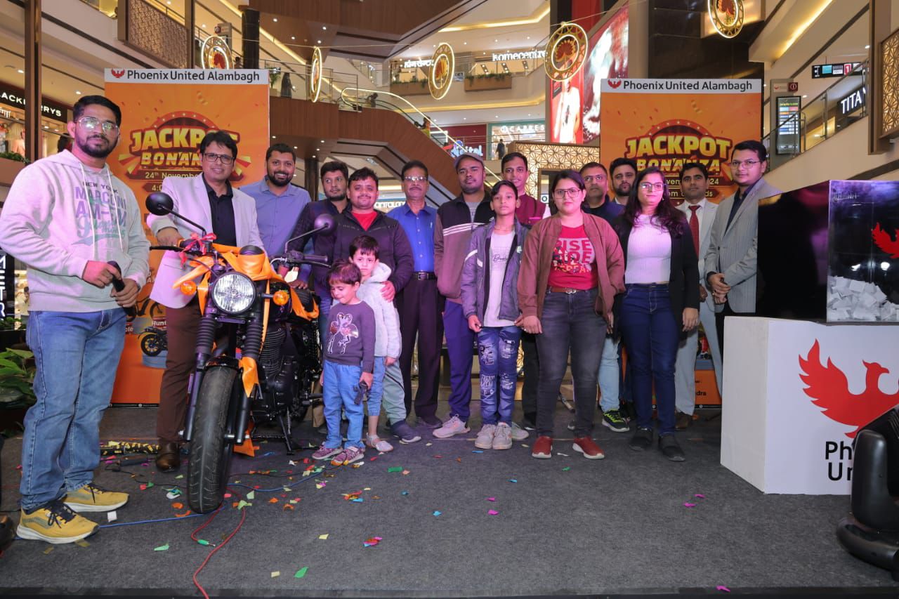 Lucky Draw Winners Announced at Phoenix United Alambagh: Customers Groove to a Musical Evening with Exciting Prizes  